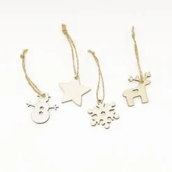 Evergreen And Berries Celebration Crackers - includes 8 Celebration Crackers